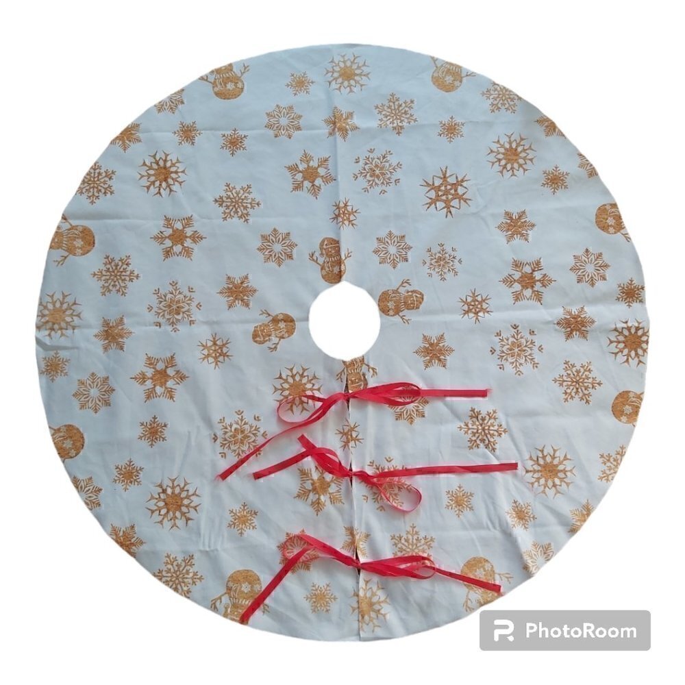 Nwot Medium White Christmas Tree Skirt With Gold Snowmen And Gold Snowflakes